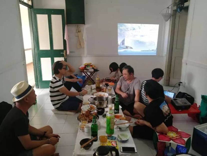 策展人林书传在你妈画廊(新加坡)介绍南艺美术馆及“复调·东南亚”项目